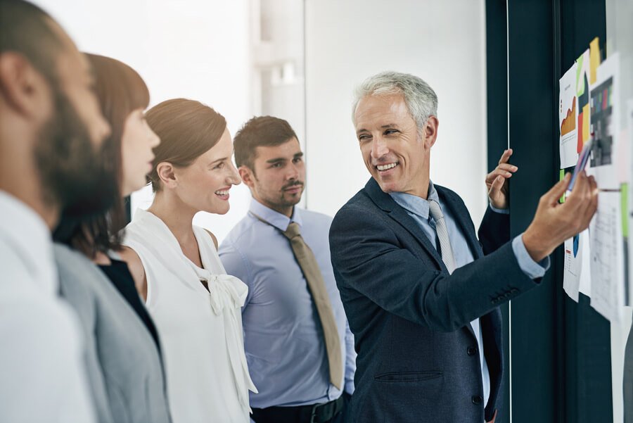 Arte de gobernar más allá - Equipo de trabajo analizando gráficos en una reunión.